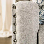 Canapé 3 places en lin gris clair 83 po avec garniture cloutée, accoudoirs inclinés et coussins décoratifs bleu marine – Poids maximal supporté : 227 kg (500 lb)