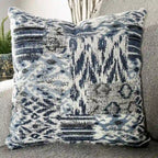 Canapé 3 places en lin gris clair 83 po avec garniture cloutée, accoudoirs inclinés et coussins décoratifs bleu marine – Poids maximal supporté : 227 kg (500 lb)