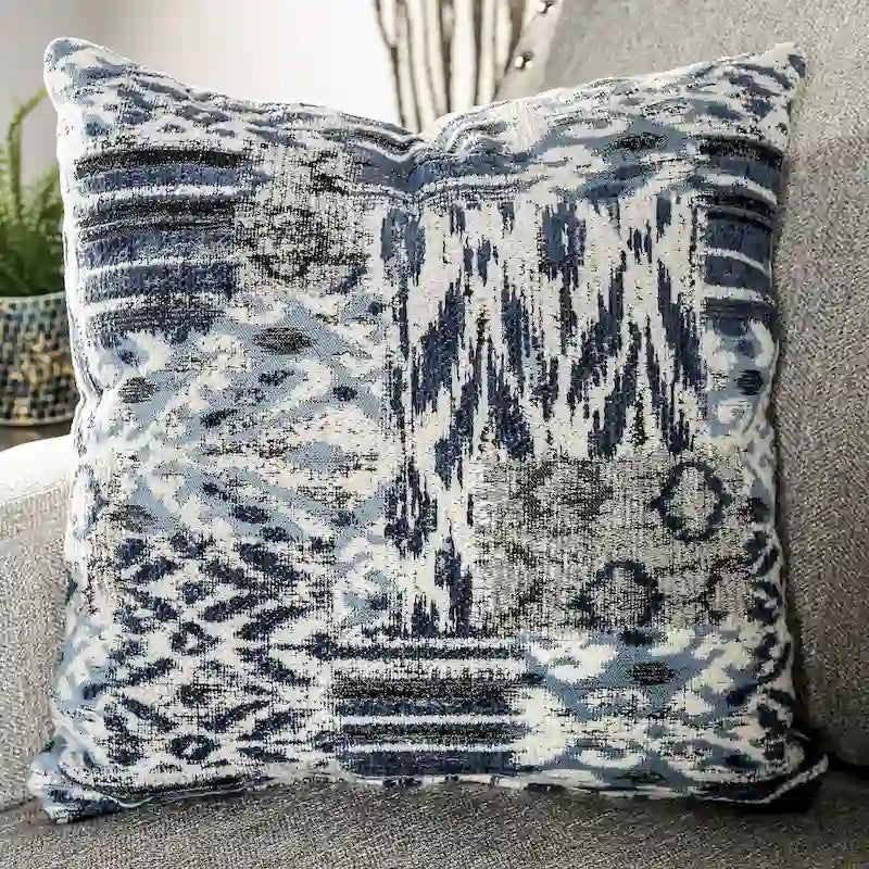 Canapé 3 places en lin gris clair 83 po avec garniture cloutée, accoudoirs inclinés et coussins décoratifs bleu marine – Poids maximal supporté : 227 kg (500 lb)