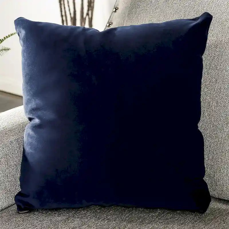 Canapé 3 places en lin gris clair 83 po avec garniture cloutée, accoudoirs inclinés et coussins décoratifs bleu marine – Poids maximal supporté : 227 kg (500 lb)