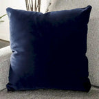 Canapé 3 places en lin gris clair 83 po avec garniture cloutée, accoudoirs inclinés et coussins décoratifs bleu marine – Poids maximal supporté : 227 kg (500 lb)
