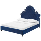 Lit plateforme grand format en velours bleu capitonné avec garniture cloutée