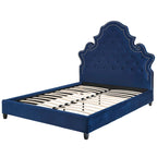 Lit plateforme grand format en velours bleu capitonné avec garniture cloutée