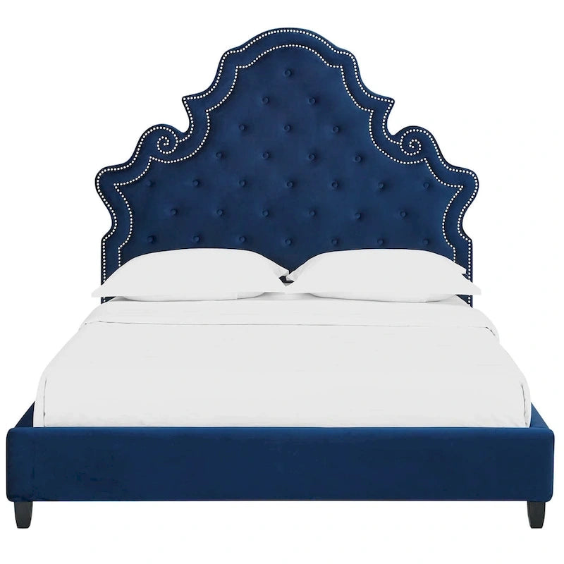 Lit plateforme grand format en velours bleu capitonné avec garniture cloutée
